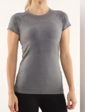 Lululemon Women’s Seamless Gray Top Sleeve Active Tee Size 6 Used.
